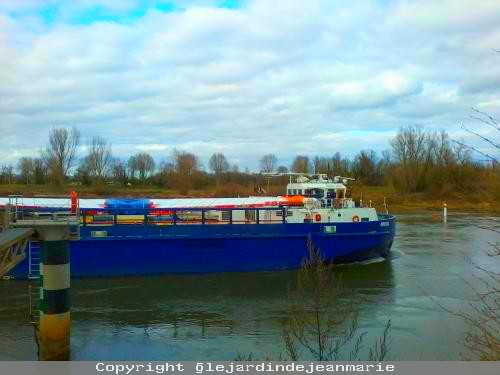 Dimanche 15 Février 2015 ... Airbus A380:je pense qu'il y a eu un départ car j'ai eu la chance de voir la péniche arrivé a Langon,je vous met le site des heures de départ de Langon,