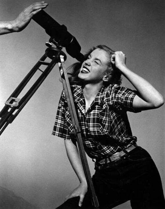 Norma Jeane en chemise rayée en mars 1946 à Zuma Beach, une plage de Malibu en Californie.  Photographies de Joe Jasgur