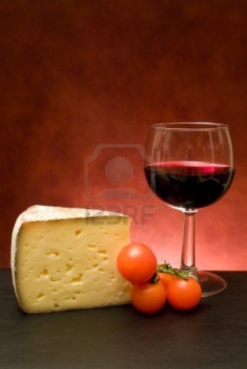 8131124-nourriture-et-boissons--vie-toujours-avec-fromage-et-de-vin-rouge