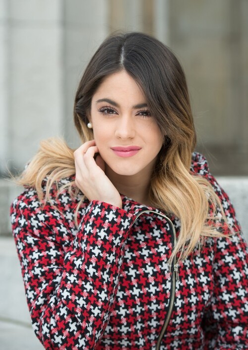 http://cdn2-public.ladmedia.fr/var/public/storage/images/news/photos/photos-violetta-l-egerie-de-disney-pose-plus-classe-et-elegante-que-jamais-710958/martina-stoessel-a-berlin-le-25-mars-2015-710982/9887434-1-fre-FR/Martina-Stoessel-a-Berlin-le-25-mars-2015_portrait_w674.jpg