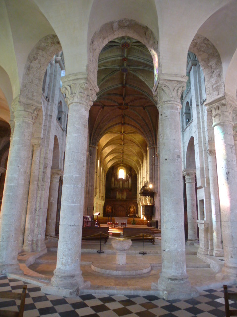 INTERIEUR DE NOTRE-DAME de BEAUGENCY, Vitraux, Chapiteaux, Statuaire ....