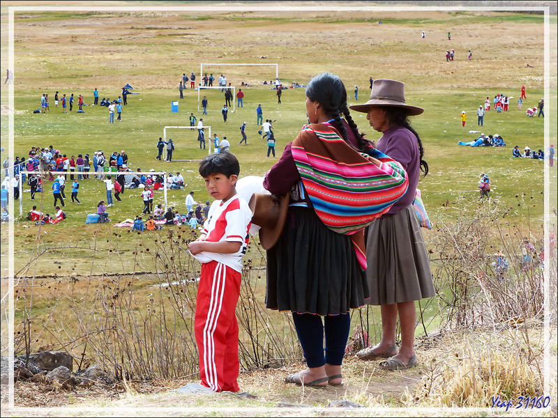 Route vers Cuzco : Arrivée à Raqchi où c'est la fête avec matchs de foot et pique-niques - Pérou