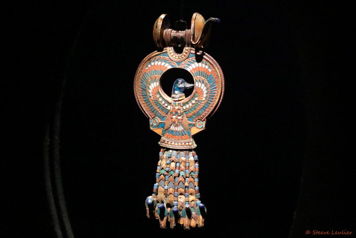 Exposition Toutânkhamon : boucle d'oreille en forme de collier ousekh