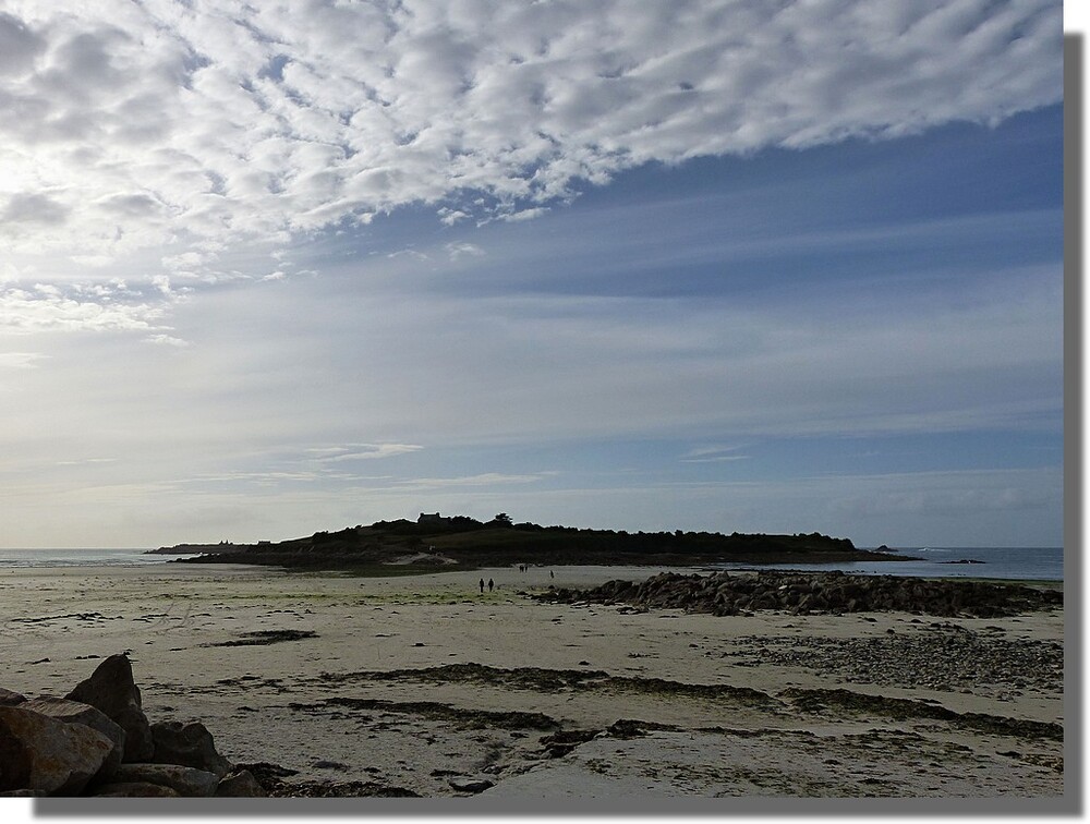 Au large de Santec (près de Roscoff), la petite île de Sieck, qui est accessible à pied...non, je résiste...à marée basse