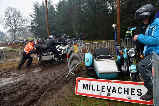 Les plus irréductibles des motards rassemblés à Millevaches (Corrèze) pour les Hivernales