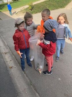 - Ramassage des déchets dans notre beau village.