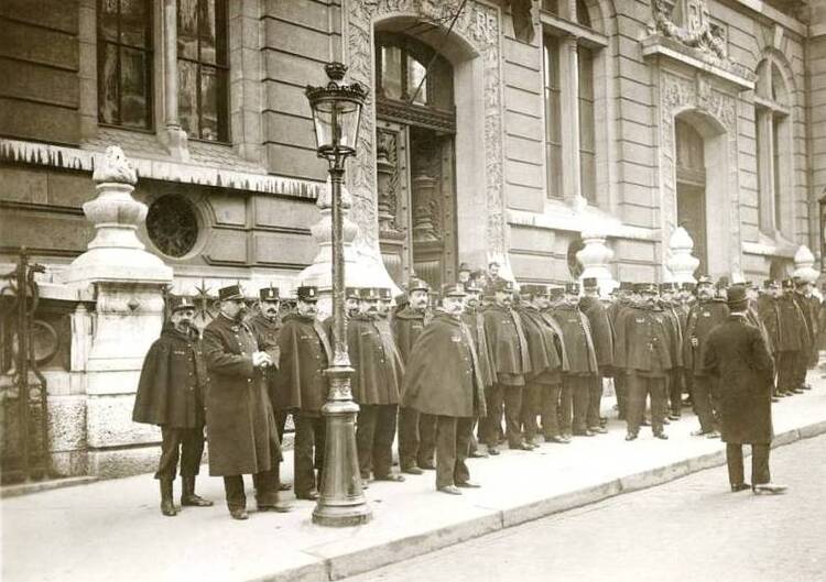 Fermeture de la Faculté de Droit, en décembre 1909. La police devant les portes d’entrée donnant sur la rue Saint-Jacques