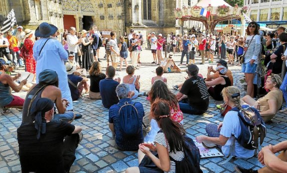 Les manifestants ont fait un sit-in devant la cathédrale Saint-Corentin en criant « Résistance, Liberté » et en faisant un maximum de bruit en tapant sur des casseroles ou des boîtes en plas
