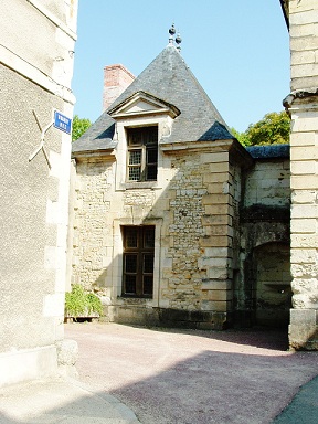 La Ville de RICHELIEU, un quadrilatère remarquable du XVIIe S entouré de ses remparts.