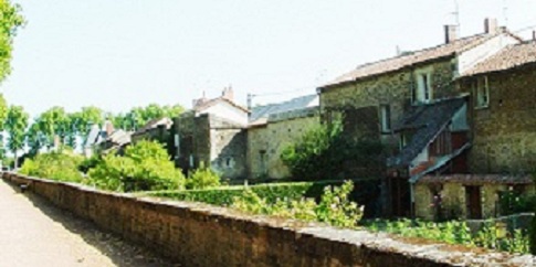 La Ville de RICHELIEU, un quadrilatère remarquable du XVIIe S entouré de ses remparts.