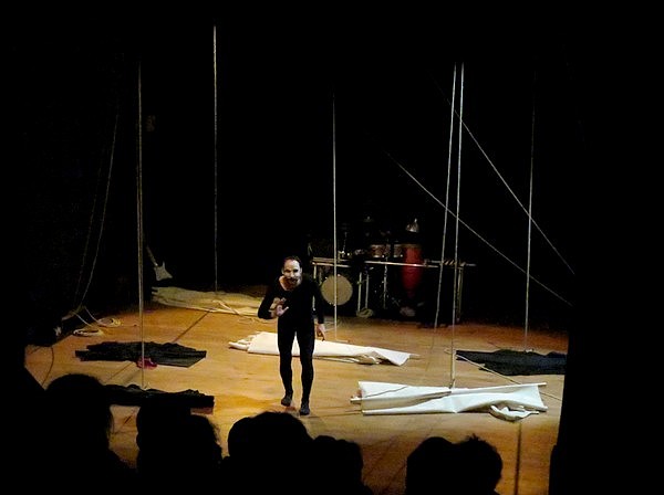 "80 rameurs et quelques" un spectacle époustouflant présenté par la Compagnie Bassbass, salle Kiki de Montparnasse