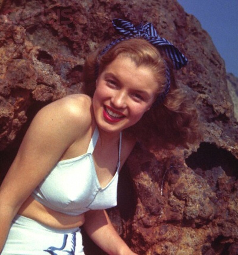 Marilyn Monroe qui s'appelait alors Norma Jean  sur la plage Castle Rock State Park en Californie  un matin d' août 1945 sous l'objectif du photographe William Carroll