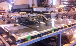 La machine qui permet d'énvoyer la plaque de tôle pour la découpe au laser