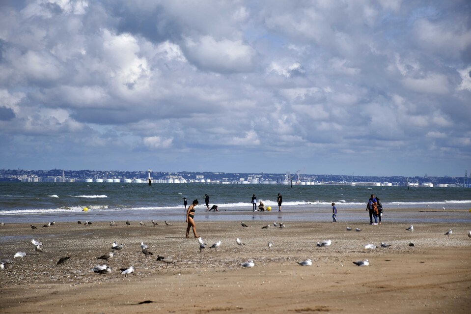 J4 - Deauville - La plage et les installations du Havre à l'horizon