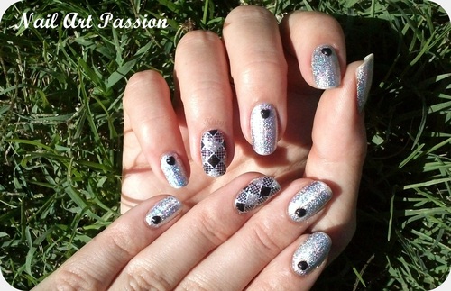 Nail art foils argenté et strass ! 