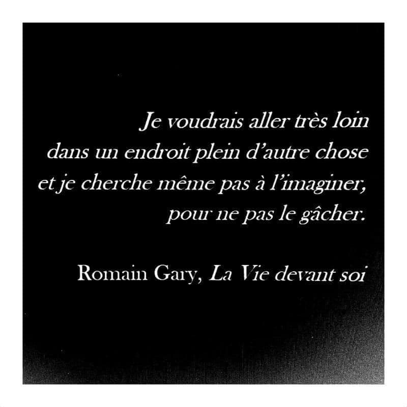 L’image contient peut-être : texte qui dit ’Je voudrais aller très loin dans un endroit plein d'autre chose etje cherche même pas à l'imaginer, pow ne pas le gâcher. Romain Gary, La Vie devant soi’