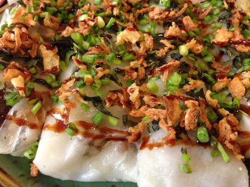 BÀNH CÚON Thít Kho – Crêpes de riz et tapioca farcies à la poitrine de porc caramélisée