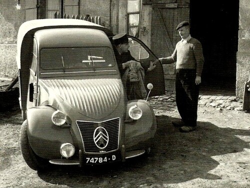 01 - La 2 CV et les uniformes