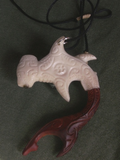 Blog de usulebis :Usulebis ,Artisan créateur de bijoux polynésiens , contact : usulebis@hotmail.fr, pendentif Requin marteau 'verso'