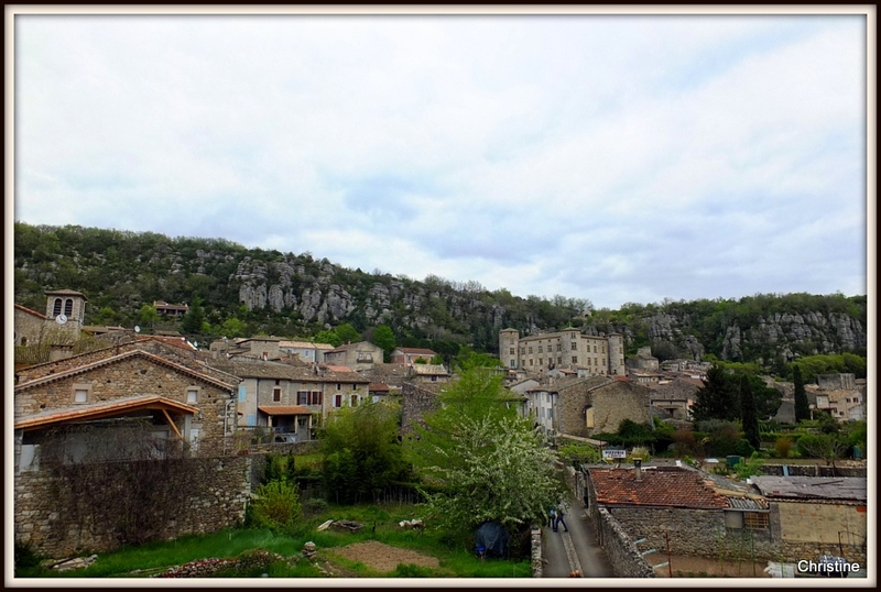 LE VILLAGE DE VOGÜE ET SON CHÂTEAU 