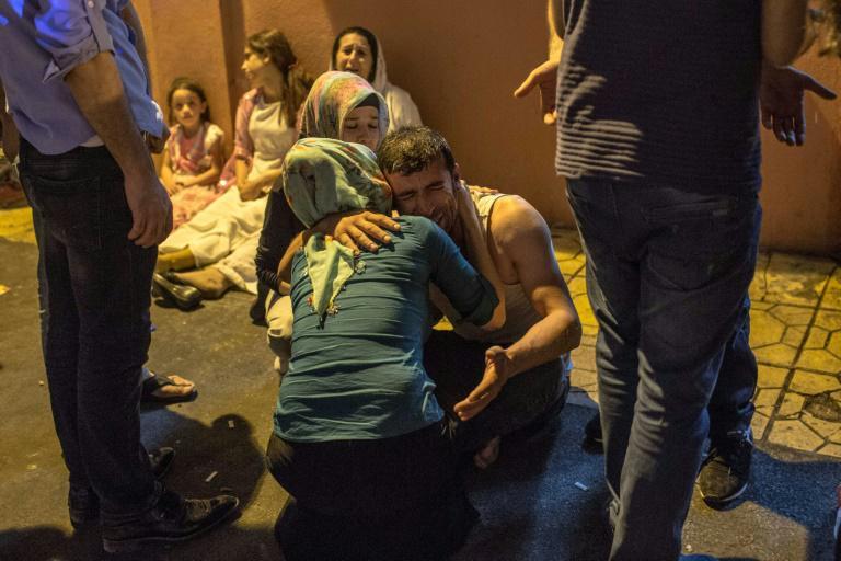 Des proches de victimes de l&#039;attentat meurtrier qui a frappé Gaziantep en Turquie le 20 août 2016