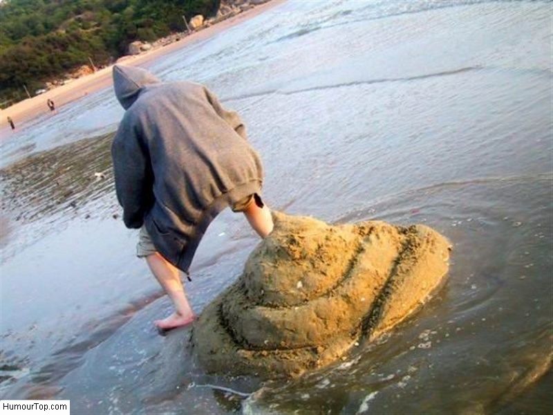 Grosse merde de sable sur la plage