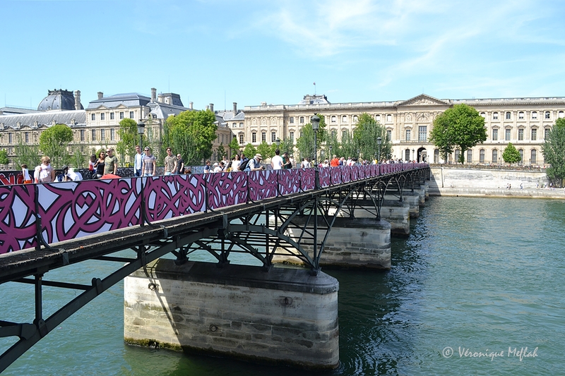 Débarrassé de ses cadenas, le pont des Arts se met au street art