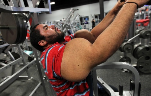 Moustafa Ismail : Egyptian bodybuilder breaks Guinness' record for biggest biceps - video