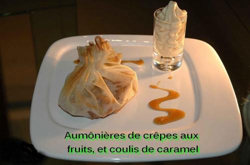 Aumônières de crêpes aux fruits, et coulis de caramel