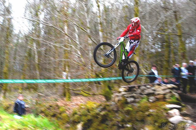 VTT Roches-du-Diable - Filé sur passage de tremplin VTT Roches-du-Diable - Filé sur passage de tremplin