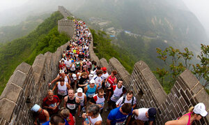 season marathon china runners descend the wall hungyaguan
