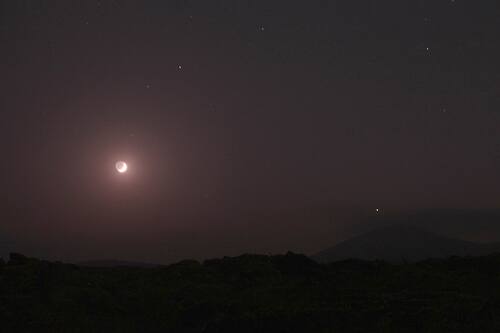 Juillet 2013 : Lanzarote, Lune + Vénus dans la constellation du Lion