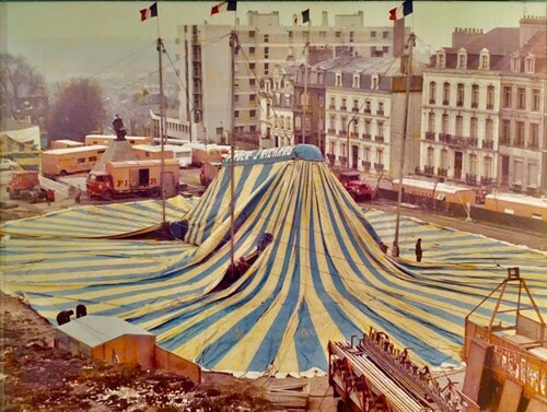 Montage du cirque Pinder Jean Richard le 30 mars 1974 à Boulogne sur mer ( archives Jean Louis Boutroy)