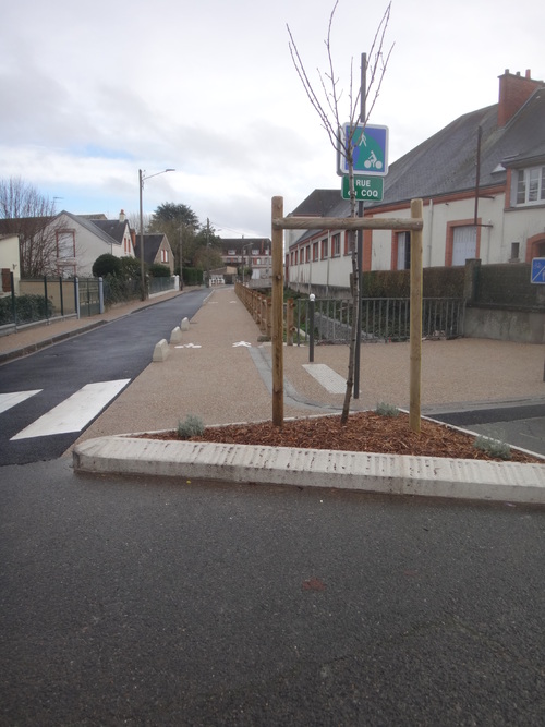 Aménagement cyclable dans l’Allée des Jardiniers (bien, mais peut mieux faire…)