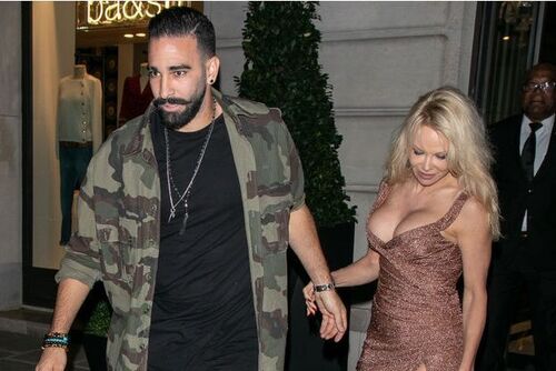 Pamela Anderson sévèrement taclée… par le club de foot de son compagnon, Adil Rami