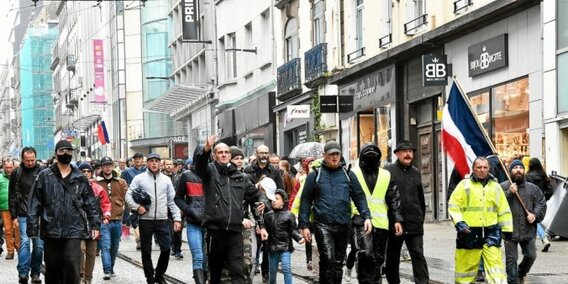 Cent cinquante irréductibles, mobilisés contre le passe sanitaire, ont défilé rue Jean-Jaurès, samedi après-midi, à Brest.