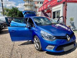 Une Renault Clio bleue