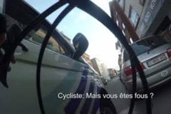 Le policier bloque le cycliste avec son combi: altercation ubuesque sur un carrefour de Bruxelles + vidéo