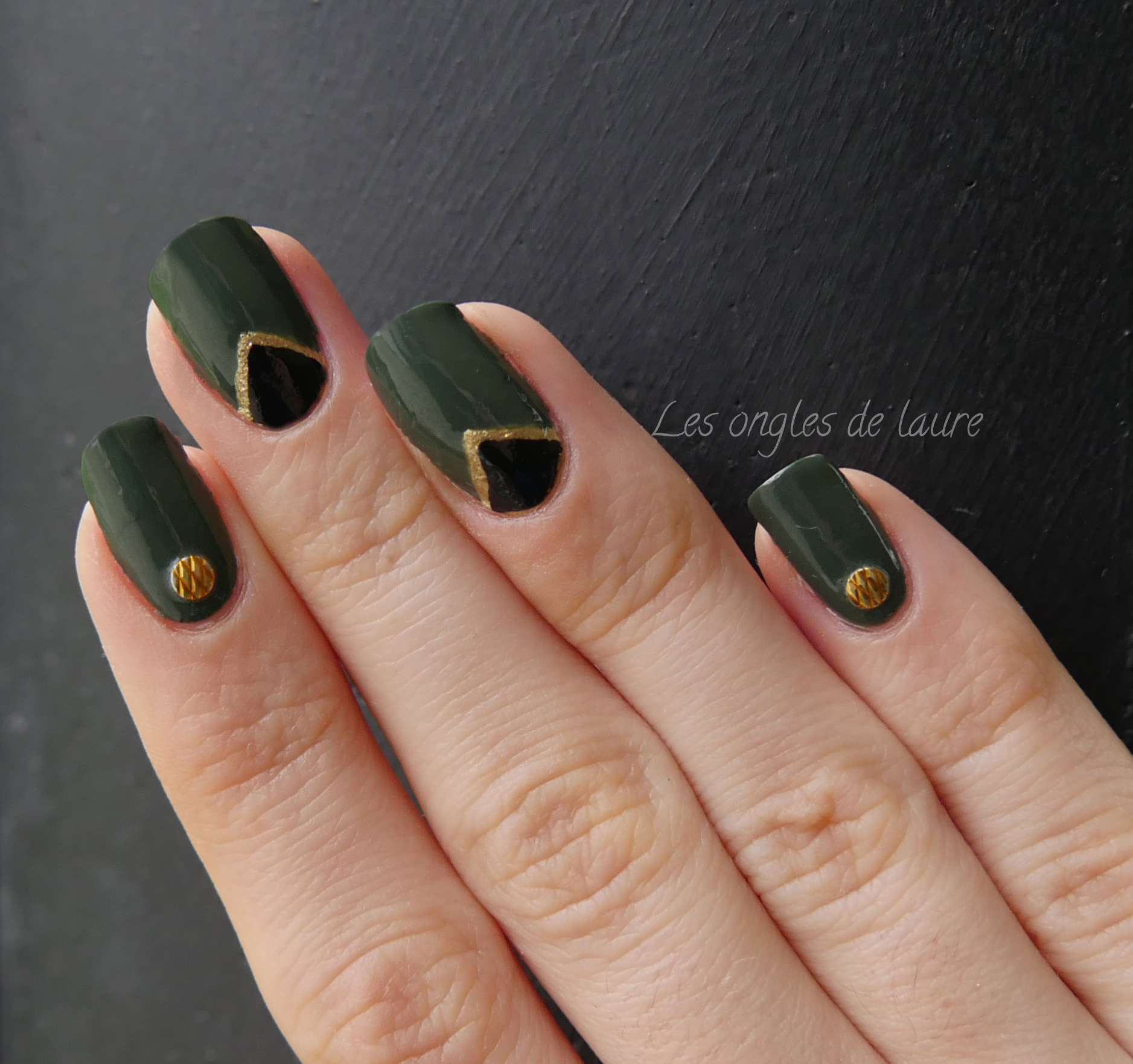 Manucure kaki, or, noir avec les studs texturés Née Jolie - Les ongles de  Laure - Blog Nail Art