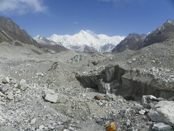 Le glacier Ngozumba et le Cho Oyu (8153m) lors de la traversée entre Gokyo (4790m) et Dragnag (4700m)
