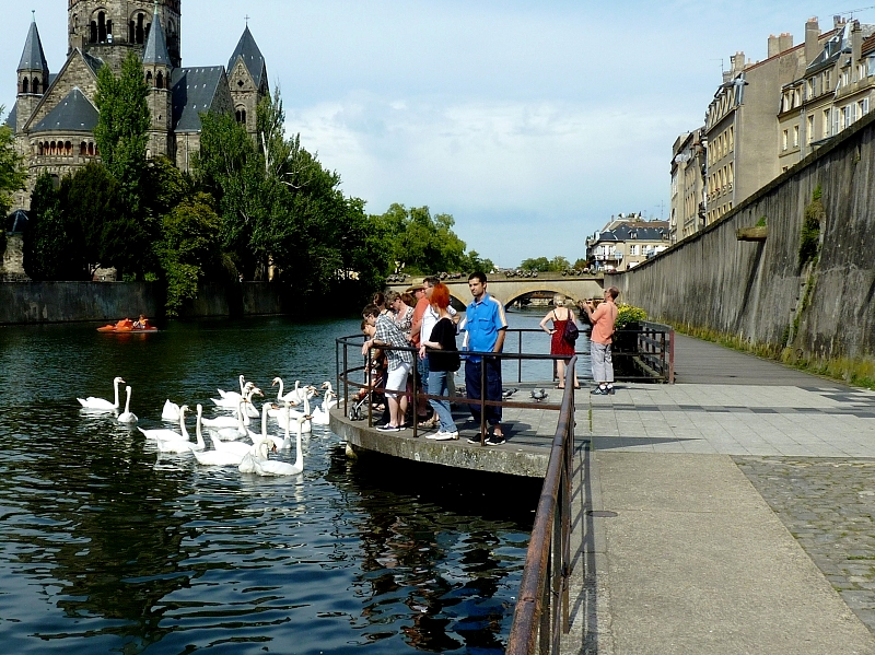 Metz / La promenade des remparts et de la Seille...