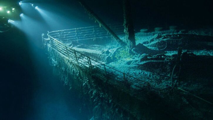 À plus de 3 200 mètres de profondeur, l'épave fantomatique du Titanic émerge de l'obscurité lors ...