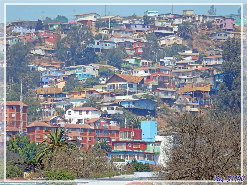 20/03/2022 suite : après le repas pris dans un restaurant en profitant de cette vue, la visite se poursuit dans la colline Cerro Alegre - Valparaiso - Chili
