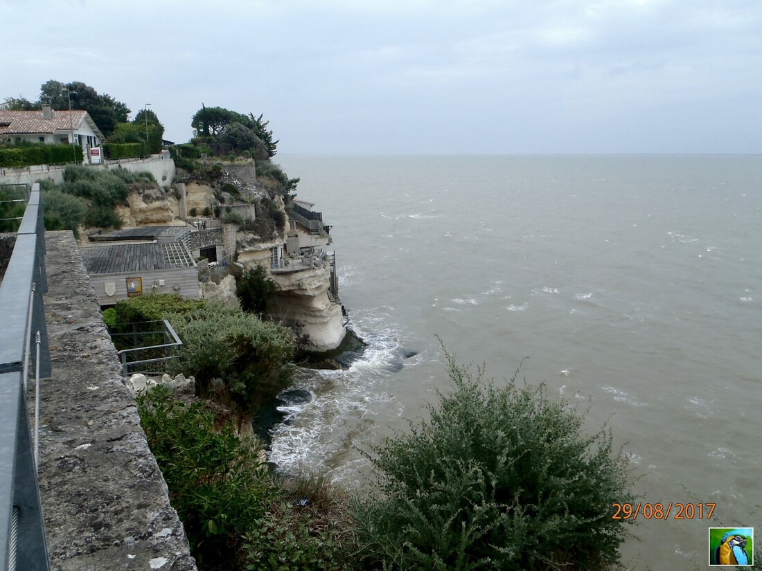 Meschers le port en l'allée vers les grottes.