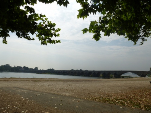 LES BORDS DE LOIRE A BEAUGENCY ET LE PONT .