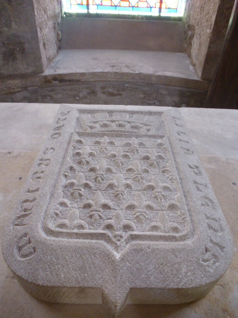 INTERIEUR DE NOTRE-DAME de BEAUGENCY, Vitraux, Chapiteaux, Statuaire ....