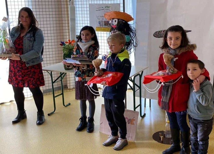 Les gagnants du concours de recyclage de bouteilles en plastique.