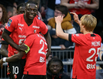 4 joueurs de Rennes célébrant un but