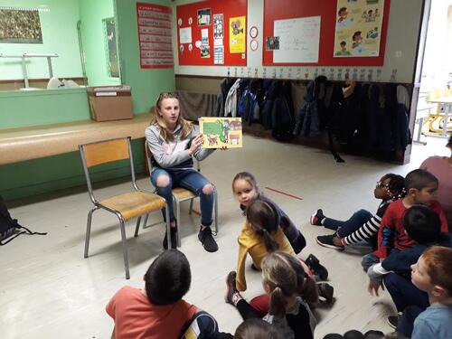 lecture d'un album en anglais par l'atelier relais