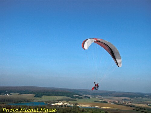 Parapentes au mont Lassois, en mars 2013